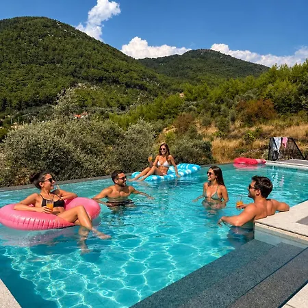 Greenblue - Unique In Nature With A Pool 빌라